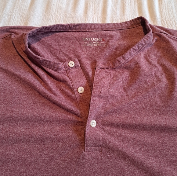 Untuckit men's XL lt red 3 button shirt has small hole puctured, for layering - Picture 4 of 6